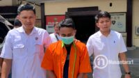 Tersangka AGM saat digiring polisi untuk dihadirkan dalam konferensi Rabu, 19 November 2025. [foto: fikarbuntuan /nusantara1]