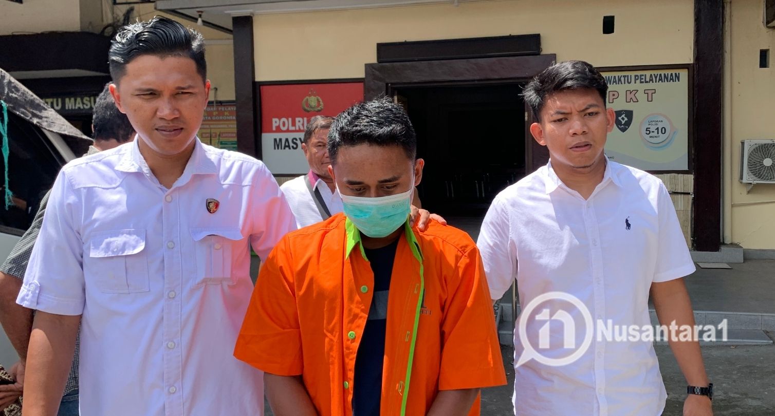 Tersangka AGM saat digiring polisi untuk dihadirkan dalam konferensi Rabu, 19 November 2025. [foto: fikarbuntuan /nusantara1]