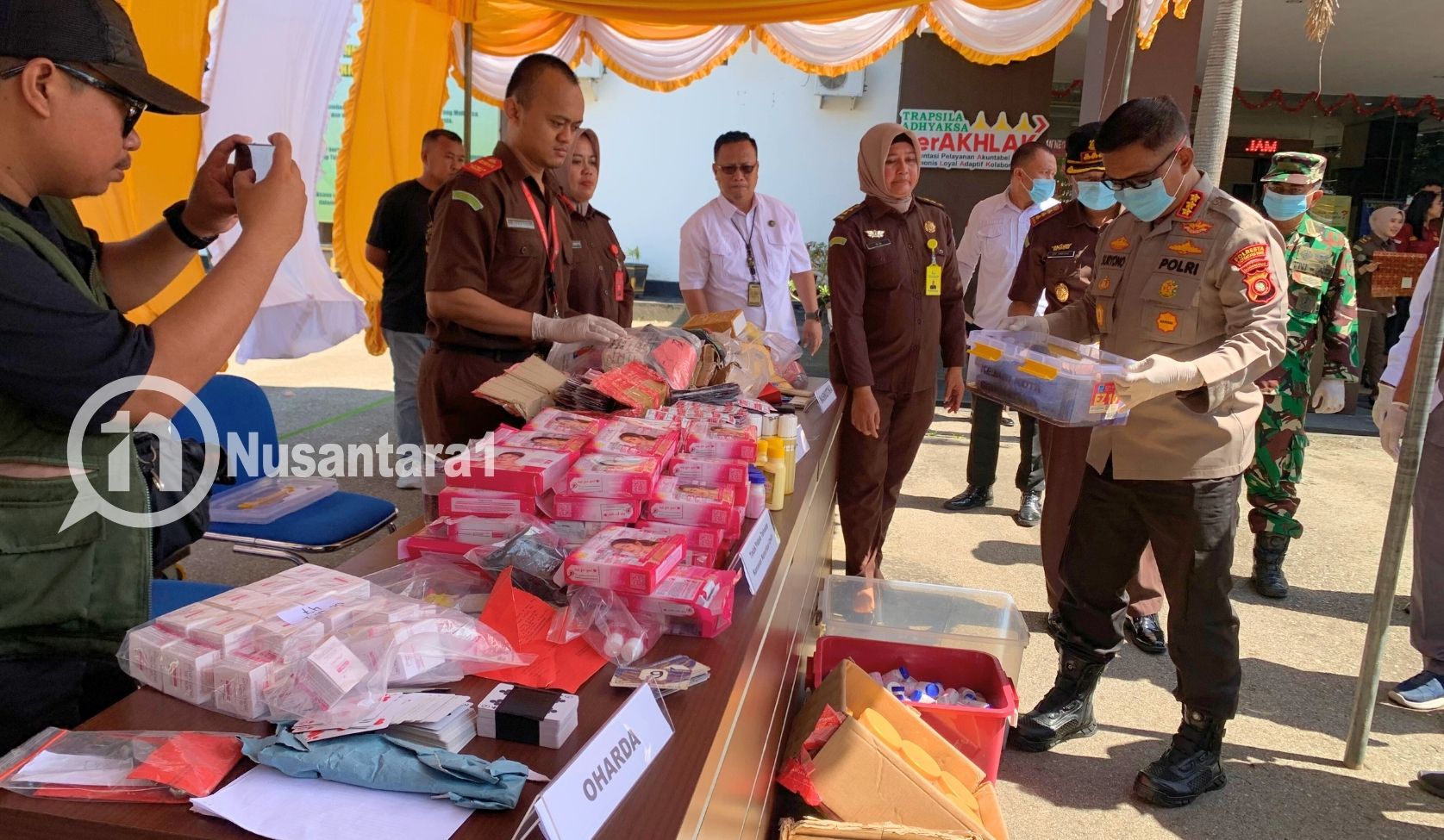 Kepala Kejaksaan Negeri Kota Gorontalo, Edy Hartoyo bersama sejumlah pejabat saat persiapan melakukan pemusnahan barang bukti, Rabu, 12 November 2025. [foto: fikarbuntuan/nusantara1]