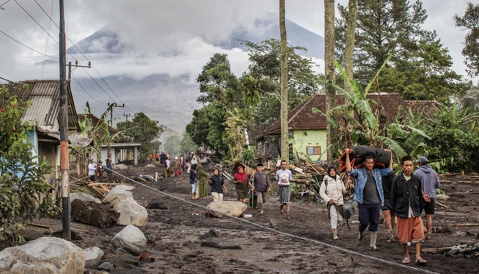 Warga diminta waspada mengingat aliran lahar dingin dari erupsi Gunung Semeru telah mencapai kawasan Gladak Perak. [foto:ist/afp/agus harianto]