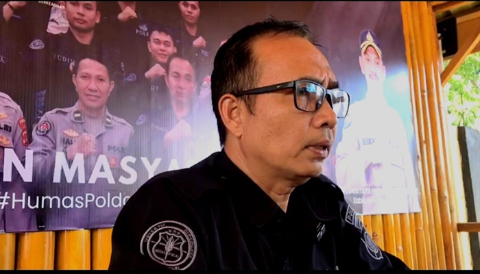Paur Penmas Polda Gorontalo, Ipda Iswan Hinelo saat diwawancarai awak media. [foto:dok/humas]