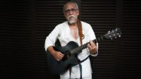 Musisi legendaris, Iwan Fals mengajak penggemarnya untuk membantu korban bencana. [foto:dok/oi]