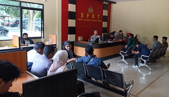 Wartawan TV One, Kadek Sugiarta (topi merah) saat melaporkan seorang konten kreator di Gorontalo. [foto:ist/wahyono]