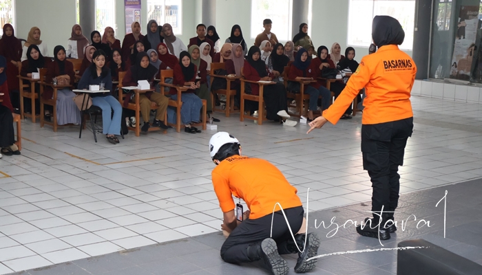 Proses pembekalan dan praktik pertolongan dasar oleh Basarnas terhadap mahasiswa dalam kegiatan yang diselenggarakan Mapala Belantara FIP UNG, Sabtu, 15 November 2025. [foto:fikar/nusantara1]