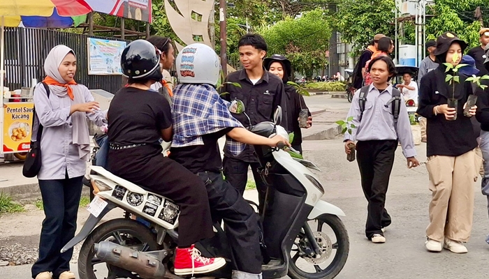 Mapala Scylla Serrata saat membagikan bibit pohon di sekitar gerbang Kampus 1 UNG , Selasa, 11 November 2025. [foto:fikar/nusantara1]