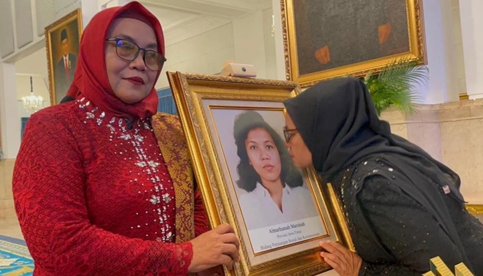 Keluarga Marsinah saat menghadiri acara anugerah Pahlawan Nasional. [foto:ist]