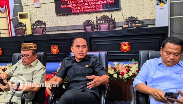 Ketua DPRD Kabupaten Gorontalo Zulfikar Usira (tengah) saat diwawancarai awak media. [foto:juna/nusantara1]