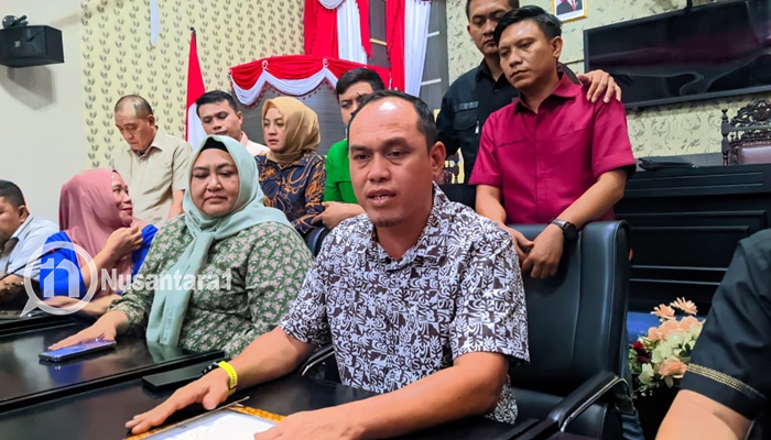 Ketua DPRD Kabupaten Gorontalo, Zulfikar Usira saat memberi keterangan pers. [foto:juna/nusantara1]