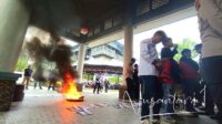Aksi mahasiswa di depan kantor DPRD Kabupaten Gorontalo. [foto:juna/nusantara1]