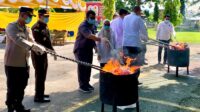 Proses pemusnahan barang bukti perkara di halaman Kejaksaan Negeri Kota Gorontalo, Rabu, 12 November 2025. [foto:fikar/nusantara1]