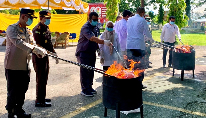 Proses pemusnahan barang bukti perkara di halaman Kejaksaan Negeri Kota Gorontalo, Rabu, 12 November 2025. [foto:fikar/nusantara1]