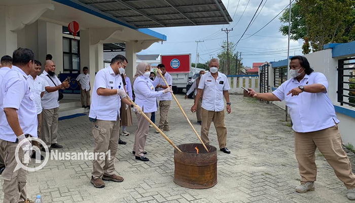 Proses pemusnahan barang bukti tak bertuan di BNNP Gorontalo, Rabu, 19 November 2025. [foto: fikar buntuan/nusantara1]