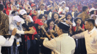 Presiden Prabowo Subianto saat menyapa para guru ketika hadir acara puncak HGN 2025 di Indonesia Arena, kawasan GBK, Senayan, Jakarta Pusat, pada Jumat 28 November 2025. [foto:dok/jambione]