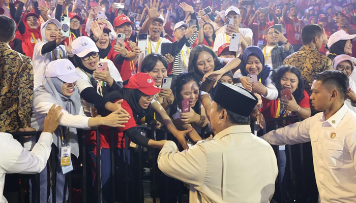 Presiden Prabowo Subianto saat menyapa para guru ketika hadir acara puncak HGN 2025 di Indonesia Arena, kawasan GBK, Senayan, Jakarta Pusat, pada Jumat 28 November 2025. [foto:dok/jambione]