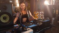 Puput Carolina meninggalkan ‘dapur’ guna menggeluti dunia DJ. [foto:ist/timpuput]