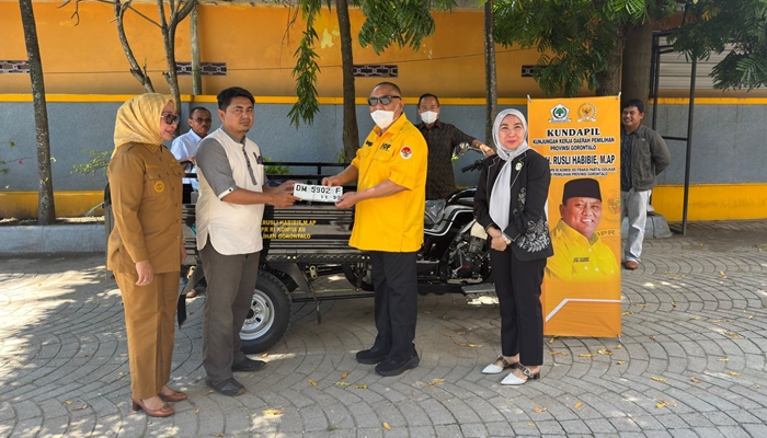 Penyerahan Viar oleh Anggota DPR RI, Rusli Habibie kepada Pemda Gorontalo Utara. [foto:ist/humas]