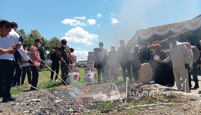 Pemusnahan ribuan bungkus rokok ilegal yang dilakukan oleh Kejari Kabupaten Gorontalo. [foto:juna/nusantara1]