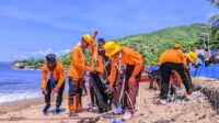 Kontingen Saka Bahari PSN 2025 bersih-bersih pantai di lokasi Hiu Paus Botubarani. [foto:juna/nusantara1]