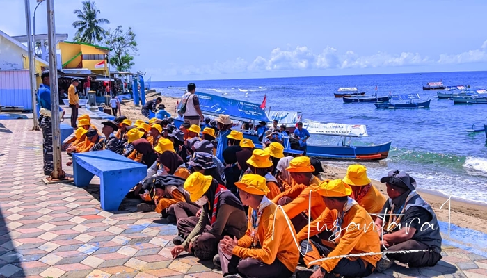 Kontingen Saka Bahari PSN 2025 di Wisata Hiu Paus Botubarani. [foto:juna/nusantara1.id]