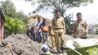 Bupati Kepulauan Sangihe, Michael Thungari bersama Kadis Sosial, Doktarius Pangandaheng saat menuju ke lokasi, Selasa 11 November 2025. [foto:ist/humas]