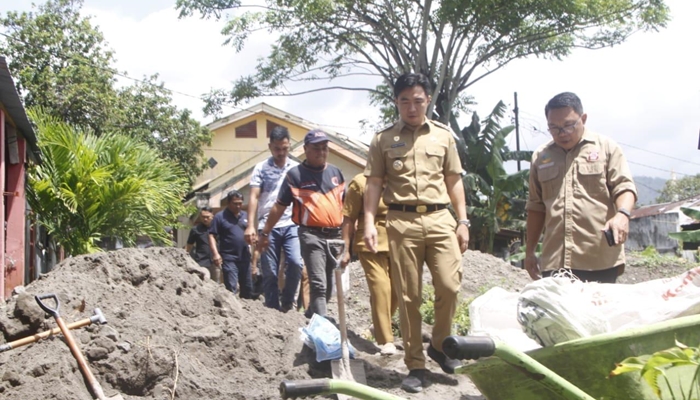 Bupati Kepulauan Sangihe, Michael Thungari bersama Kadis Sosial, Doktarius Pangandaheng saat menuju ke lokasi, Selasa 11 November 2025. [foto:ist/humas]