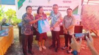 Sekda Kabupaten Kepulauan Sangihe, Melanchton Harry Wolff, bersama Kadis Sosial, Doktarius Pangandaheng dan Sentra Tumou Tou Manado bersama para penerima bantuan atensi, Kamis 13 November 2025. [foto:grace/nusantara1]