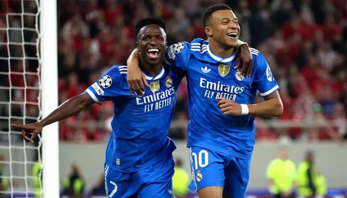 Kylian Mbappe (kanan) selebrasi dengan Vinicius setelah mencetak gol untuk Real Madrid dalam pertandingan Liga Champions melawan Olympiakos di Karaiskakis Stadium, Kamis 27 NOvember 2025. [foto:dok/UEFA.com]