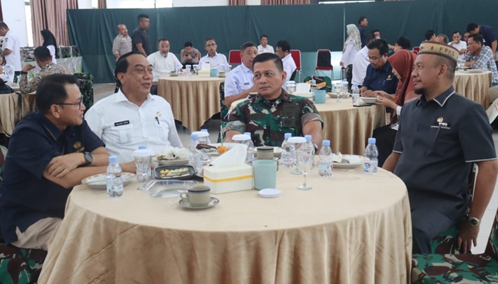 Anggota DPRD Provinsi Gorontalo, Hamzah Idrus hadir dalam pertemuan pembahasan mengenai sosialisasi pencetakan lahan sawah baru. [foto:dok/setwan]