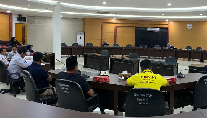 RDP DPRD Provinsi Gorontalo bersama sejumlah pihak yang membahas terkait kesejahteraan driver ojek online (maxim), Senin, 15 Desember 2025. [foto: fikar/nusantara1]