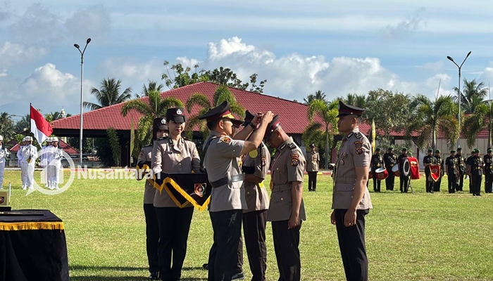 Kapolda Gorontalo, Irjen Pol Widodo saat memasang pangkat polisi aktif kepada sejumlah perwakilan siswa Bintara Polri di SPN Polda Gorontalo, Rabu, 24 Desember 2025 [foto:fikar/nusantara1]