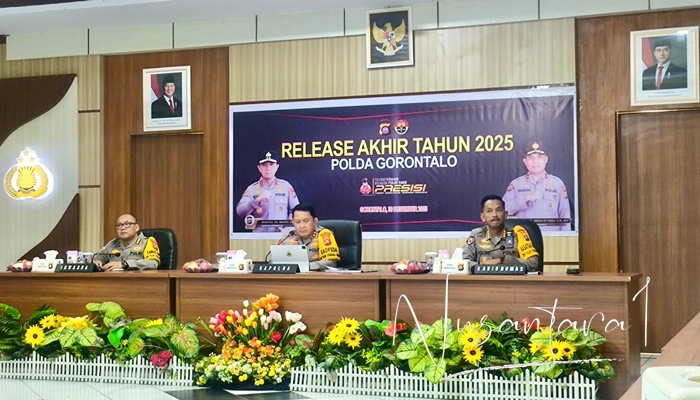 Kapolda Gorontalo, Irjen Pol Widodo (tengah) saat memberikan keterangan pers akhir tahun di Aula Titinepo, Polda Gorontalo, Selasa, 30 Desember 2025. [foto:fikar/nusantara1]