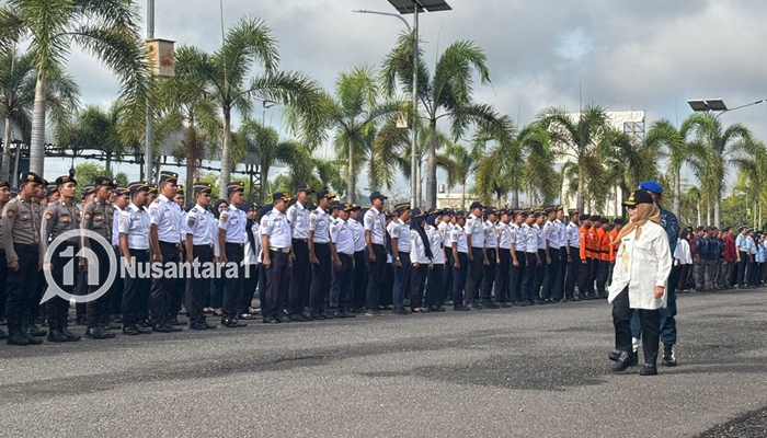 Wakil Gubernur Gorontalo, Idah Syahidah saat memimpin apel gelar pasukan dan peluncuran Posko Terpadu Angkutan Udara, Kamis, 18 Desember 2025. [foto:fikar/nusantara1]