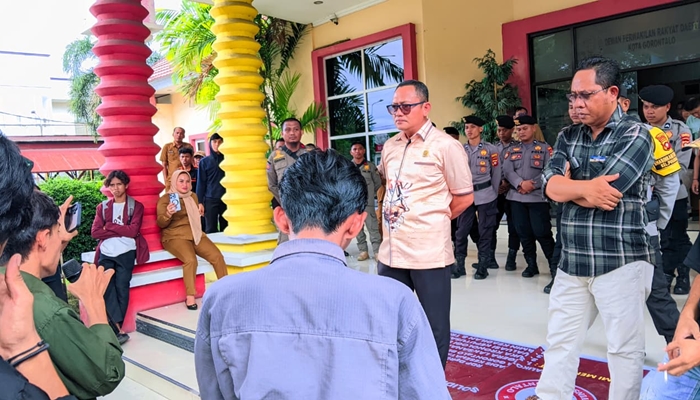 Aliansi Mahasiswa gelar aksi yang diterima langsung oleh Ketua DPRD Kota Gorontalo, Irwan Hunawa. [foto:juna/nusantara1]