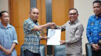 Dari kiri ke kanan: Anggota KPU, Hendrik Imran, Ketua KPU, Sophian Rahmola, Wakil Ketua DPRD, Laode Haimudin dan Sekretaris DPRD Gorontalo, Sudarman Samad, saat penyerahan dokumen PAW. [foto:dok/kpu gorontalo]