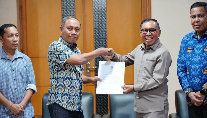 Dari kiri ke kanan: Anggota KPU, Hendrik Imran, Ketua KPU, Sophian Rahmola, Wakil Ketua DPRD, Laode Haimudin dan Sekretaris DPRD Gorontalo, Sudarman Samad, saat penyerahan dokumen PAW. [foto:dok/kpu gorontalo]