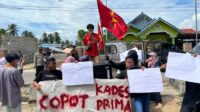 Aliansi Pemuda Rakyat Prima gelar aksi di depan kantor Desa Prima Kecamatan Asparaga. [foto:ist]