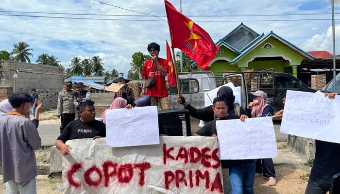 Aliansi Pemuda Rakyat Prima gelar aksi di depan kantor Desa Prima Kecamatan Asparaga. [foto:ist]