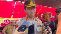 Kapolresta Gorontalo Kota, Kombes Pol Suryono saat diwawancarai usai mengikuti kegiatan pemusnahan barang bukti miras hasil razia pemerintah Kota Gorontalo, Satpol PP bersama Polresta, Senin, 29 Desember 2025. [foto:fikar/nusantara1]