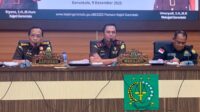 Asisten Pidana Khusus Kejati Gorontalo, Nursurya, (kiri) saat memberikan keterangan dalam konferensi pers capaian 2025 Kejati Gorontalo, Selasa, 9 Desember 2025. [foto:fikar/nusantara1]