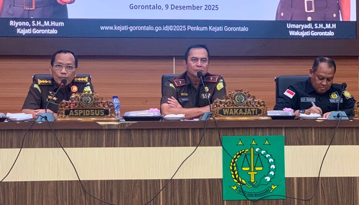 Asisten Pidana Khusus Kejati Gorontalo, Nursurya, (kiri) saat memberikan keterangan dalam konferensi pers capaian 2025 Kejati Gorontalo, Selasa, 9 Desember 2025. [foto:fikar/nusantara1]