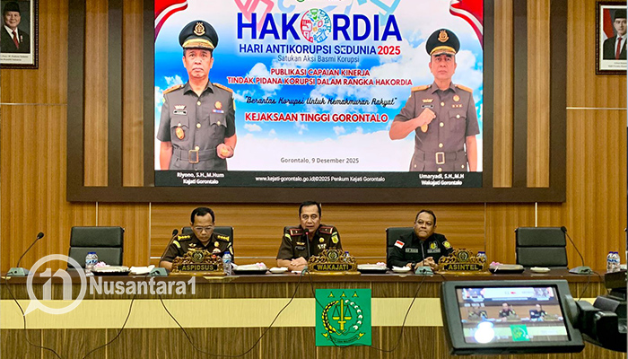 Wakajati Gorontalo, Umaryadi bersama sejumlah pimpinan kejaksaan saat memberikan keterangan dalam konferensi pers, Selasa, 9 Desember 2025. [foto: fikarbuntuan/nusantara1]