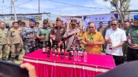 Forkopimda Kota Gorontalo saat melakukan pemusnahan barang bukti minuman keras hasil razia di lapangan Padebuolo, Kota Gorontalo. [foto:fikar/nusantara1]