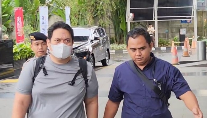 Kepala Kejaksaan Negeri (Kajari) Hulu Sungai Utara (HSU), Albertinus P Napitupulu (kiri) saat di Kantor KPK [foto:dok/RMOL/Jamaludin]