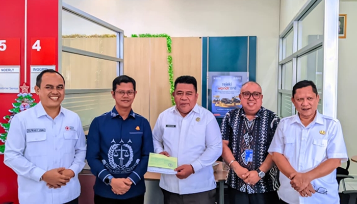 Penyerahan donasi untuk korban bencana oleh Kejari dan PMI Kabupaten Gorontalo. [foto:juna/nusantara1]