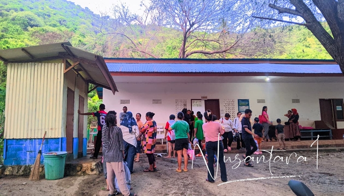 Antrian pengunjung di depan toilet kawasan Pantai Kurenai Bone Bolango. [foto:juna/nusantara1]