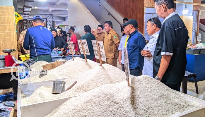 Disperindag melakukan peninjauan bahan pokok. [foto:juna/nusantara1]