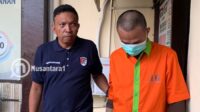 Tersangka pencurian laptop, JK saat digiring polisi untuk dihadirkan dalam konferensi pers, Jumat 5 Desember 2025. [foto:fikar/nusantara1]