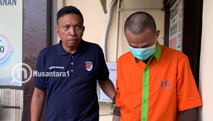 Tersangka pencurian laptop, JK saat digiring polisi untuk dihadirkan dalam konferensi pers, Jumat 5 Desember 2025. [foto:fikar/nusantara1]