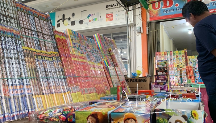 Sejumlah petasan yang dijual di salah satu lapak di Kota Gorontalo. [foto: fikar/nusantara1]