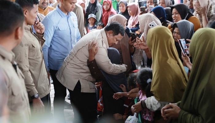 Presiden Prabowo Subianto saat meninjau langsung pengungsian di Bener Meriah, Aceh, Jumat 12 Desember 2025. [foto:dok/Biro Pers Istana]